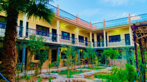 廷吉尔卡斯巴餐厅酒店的享有酒店外景和庭院景色