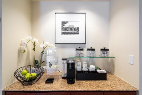 马里布Villa Graziadio Executive Center at Pepperdine University的厨房柜台在柜台上配有咖啡壶