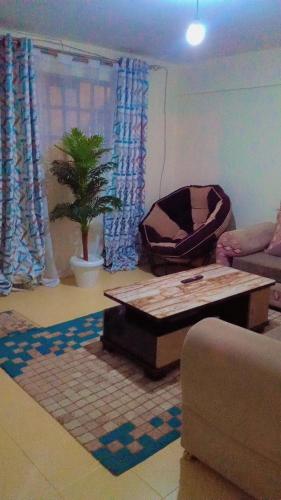 纳库鲁NIKIFLATS的客厅配有咖啡桌和沙发