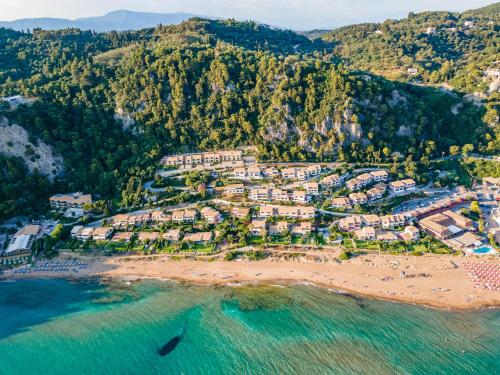 格利法达Athena's Veranda magestic views in Glyfada beach of Corfu by New Era的海滩上的度假村的空中景观