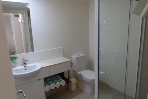 巴加拉Ground Floor Luxury Oceanfront Apartment的白色的浴室设有水槽和卫生间。