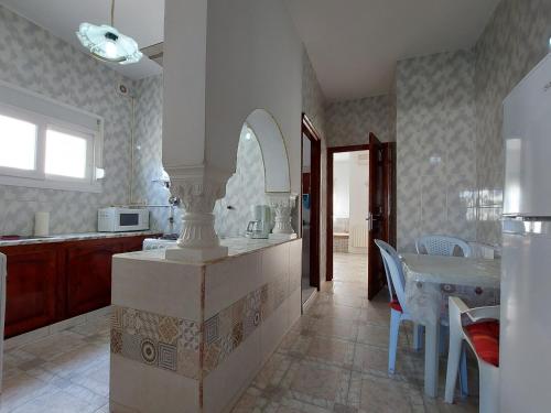 哈曼苏斯Nice Holiday Apartment Hammam Sousse的厨房配有柜台和桌椅