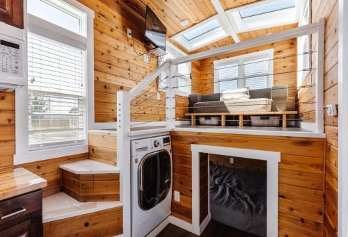 Apple ValleyHarrington Tiny House的一间小房子,配有壁炉、洗衣机和烘干机
