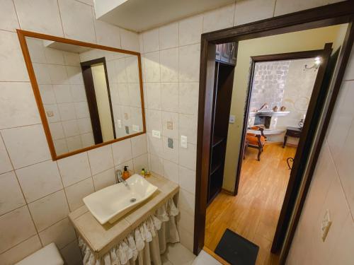 拉塔昆加Golden Rest Ecuador的一间带水槽和镜子的浴室