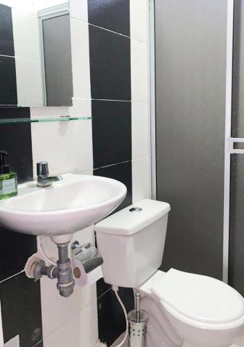 库库塔Acogedor Apartaestudio cerca al aeropuerto的浴室配有白色卫生间和盥洗盆。