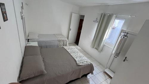 福塔莱萨Pousada Mar & Sol的一间小卧室,配有两张床和窗户