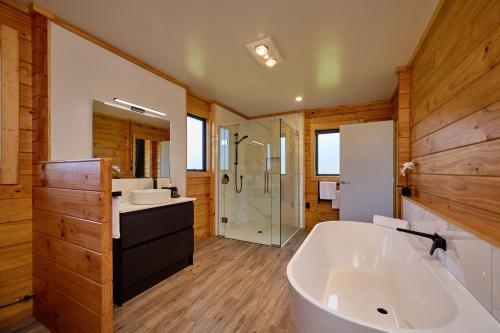 凯库拉Deerbrooke Kaikōura Chalets - Chalet 1的一间带大浴缸和淋浴的浴室