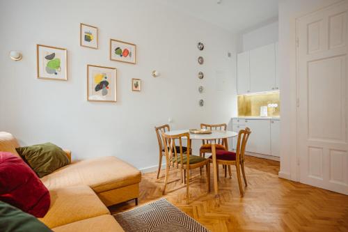 克拉科夫Apartament na Krakowskim Kazimierzu的客厅配有桌椅