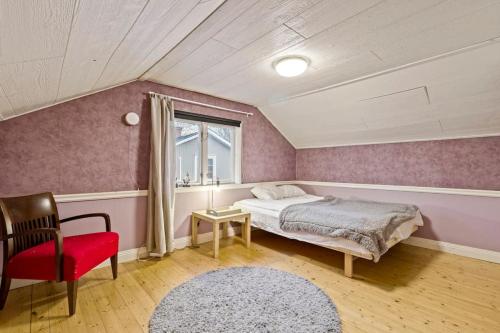 奥克什贝里亚Comfy 4-bedroom barnhouse Ideal for Long Stays的卧室配有床、椅子和窗户。