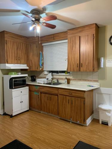 多伦多Glaive Home的厨房配有木制橱柜和吊扇