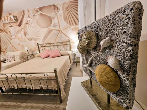 卡萨尔博迪诺VENTO DEL SUD的卧室配有一张床铺,位于带墙壁的房间