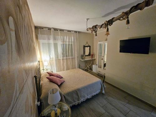 卡萨尔博迪诺VENTO DEL SUD的卧室配有一张床,墙上配有电视。