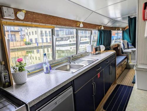 切姆Unique Boat in Chelmsford city的厨房设有水槽和窗户。