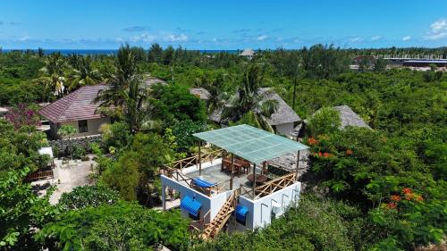 布韦朱Cozy Bungalow - Garden, Terrace, Rooftop, Beach的屋顶房屋的空中景致