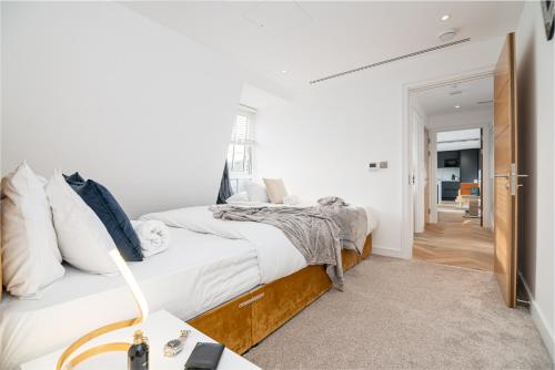 伦敦Marble Arch Penthouse 1 Bed的白色卧室配有床和书桌