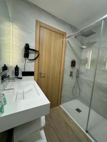阿尔泰霍欧罗巴酒店的浴室配有白色水槽和淋浴。