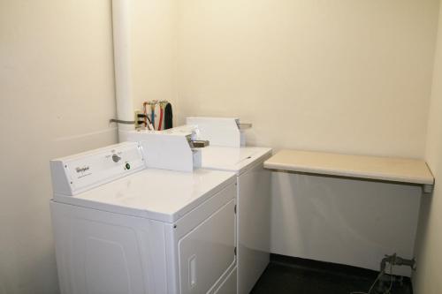 DuncansvilleWYE Motor Lodge Duncansville - Altoona的一间白色洗衣房,柜台上有两个白色的箱子