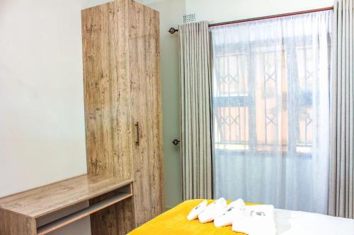 MasvingoLuxury 2 Bed Self Catering Apartment in Masvingo的客房设有床和带白色毛巾的窗户。