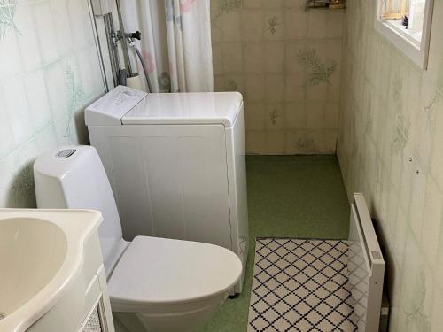 孙讷Holiday home SUNNE IV的一间带卫生间和水槽的小浴室
