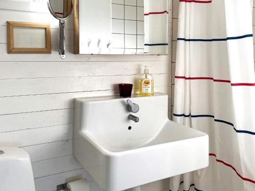 林雪平Holiday home Linköping II的浴室设有白色水槽和浴帘