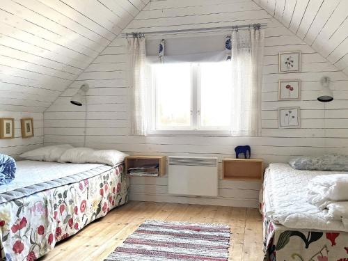 林雪平Holiday home Linköping II的阁楼间设有两张床,设有窗户
