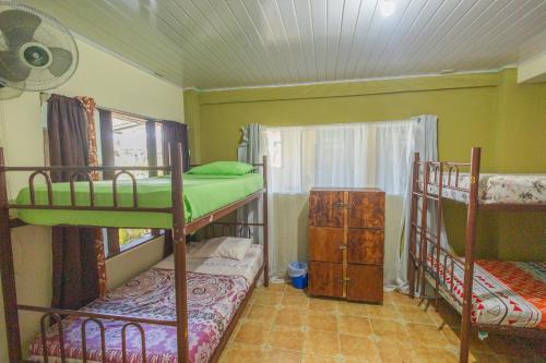 New Hostel Manuel Antonio, Meet new people客房内的一张或多张双层床
