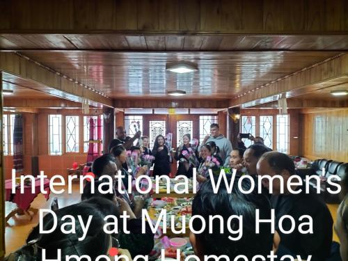 萨帕Muong Hoa Hmong Homestay的一群人,在一间房间里,在早上国际妇女节上说