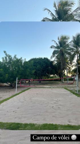 尼西亚弗洛雷斯塔Granja do Sossego Bonfim的棕榈树公园内的排球场