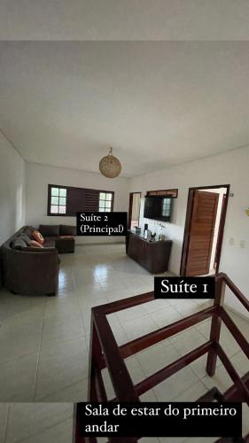 尼西亚弗洛雷斯塔Granja do Sossego Bonfim的客厅配有沙发和桌子