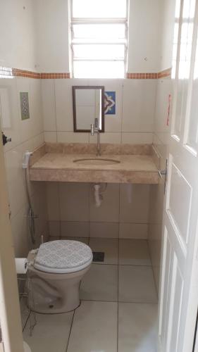 乌贝拉巴Casa Patrimônio Histórico - Centro de Uberaba的一间带水槽和卫生间的浴室