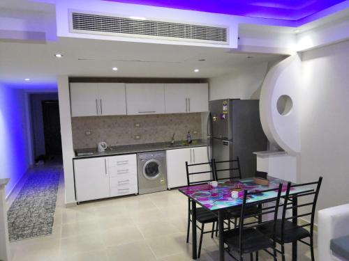 阿布达巴Holiday Dream port Ghalib的一间带桌椅的厨房和一间用餐室