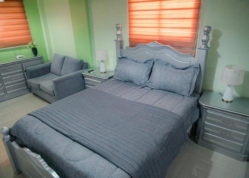 圣佩德罗-德马科里斯Suite in San Pedro De Macoris的一间卧室配有一张大床和一张沙发
