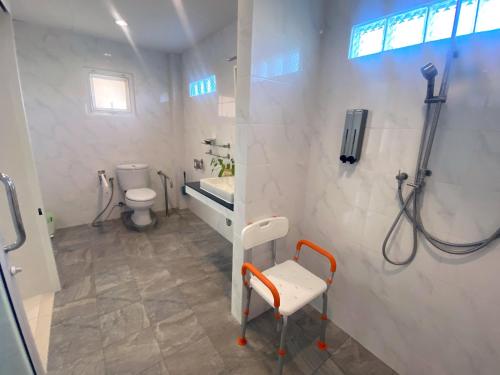 Ban Nong SuaChang Noi Hua Hin Pranburi fully accessible barrierefrei resort的带淋浴、盥洗盆和卫生间的浴室