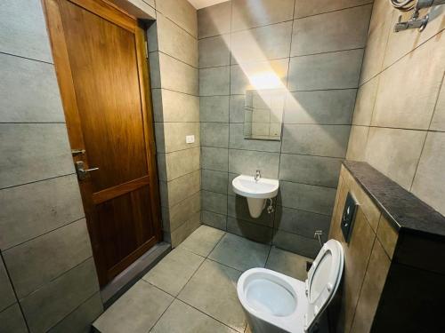 米南加迪Mary Land Residency的一间带卫生间和水槽的浴室