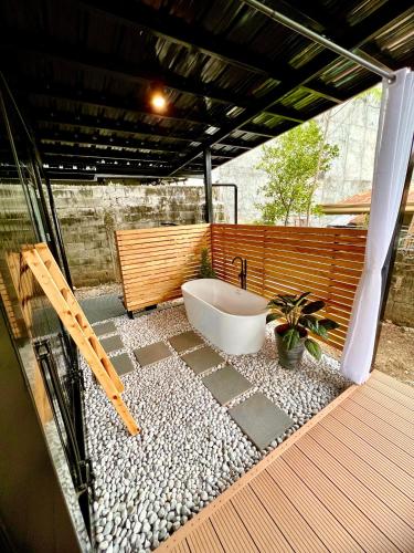 达沃市Cozy Tiny Home with Outdoor Hot Tub in City Center的庭院中设有带浴缸的浴室。
