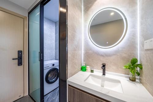 上海优族服务式公寓的一间带水槽和洗衣机的浴室