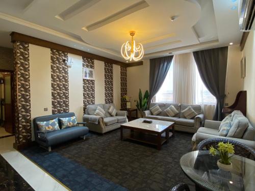 泰布克Aral Hotel Apartments的带沙发和吊灯的大型客厅