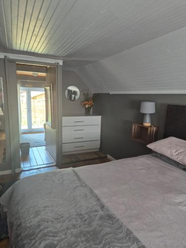 希尔顿Air Lakehouse的一间卧室配有一张床、一个梳妆台和一扇窗户。