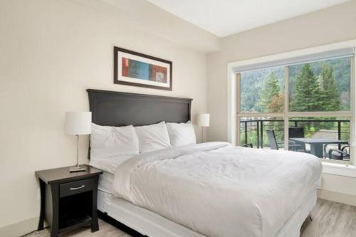 哈里森温泉3BR Lakeside Dream Penthouse with Roof Deck Views的白色的卧室设有床和窗户