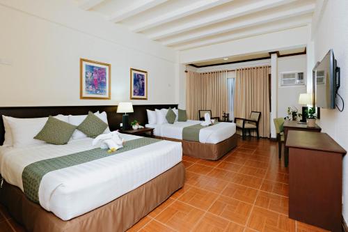 利帕芒特马拉拉亚套房酒店的酒店客房设有两张床和电视。