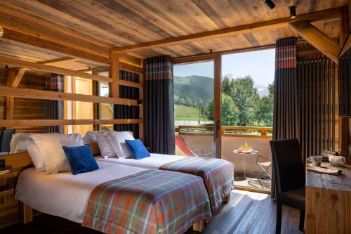 莱德萨阿尔卑斯Hotel Cote Brune的一间卧室设有两张床和一个美景阳台