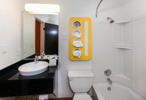 洛杉矶好莱坞6号汽车旅馆的一间带卫生间、水槽和镜子的浴室
