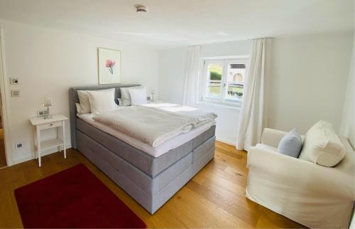 贝希特斯加登康斯坦丁豪华公寓的一间卧室配有一张大床和一张沙发