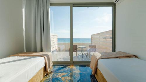 卡斯特罗西基亚Ninos Grand Beach Resort的海景客房 - 带两张床