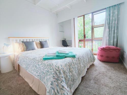 奥克兰Sunny Cosy stay in Auckland的一间卧室配有一张床,上面有两条毛巾