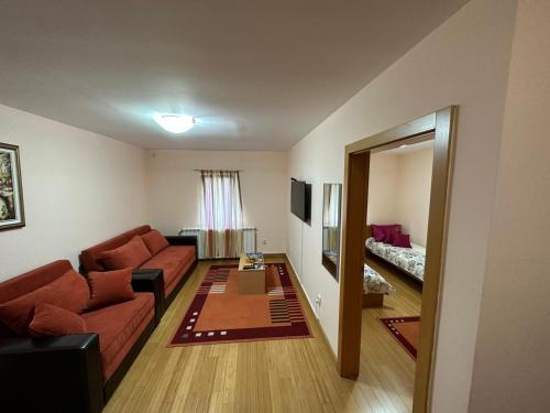TrstenikApartmani Ušće的客厅配有沙发和桌子