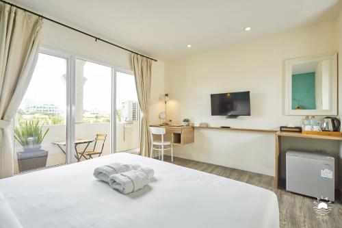 七岩七岩塔莱维拉酒店的一间卧室配有一张床、一台电视和一张桌子