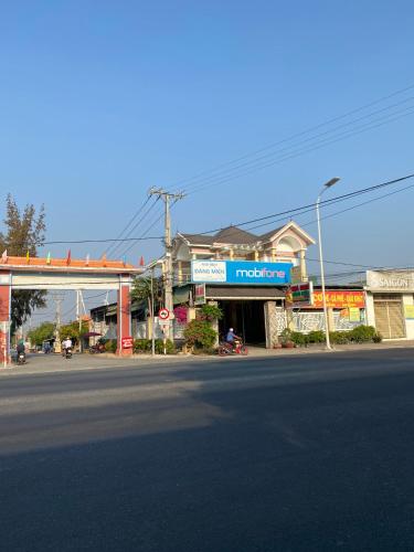 Thôn Hiếu ThiệnNhà Nghỉ Đăng Miên的加油站前的一条空的街道