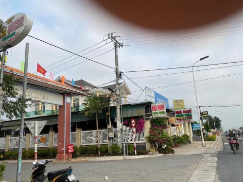 Thôn Hiếu ThiệnNhà Nghỉ Đăng Miên的停在大楼前的一条有摩托车的街道