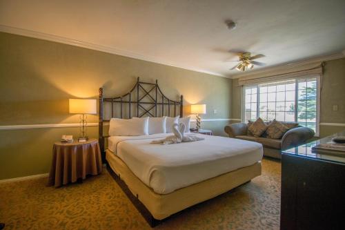 圣西米恩圣西蒙摩根酒店的一间带大床的卧室和一间客厅